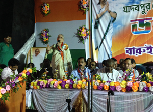 Former Jadavpur MP Krishna Bose addresses workers at Baruipur Purba. Seated on the dais are party leaders Baruipur Purba MLA Nirmal Mondal and Sugata Bose.